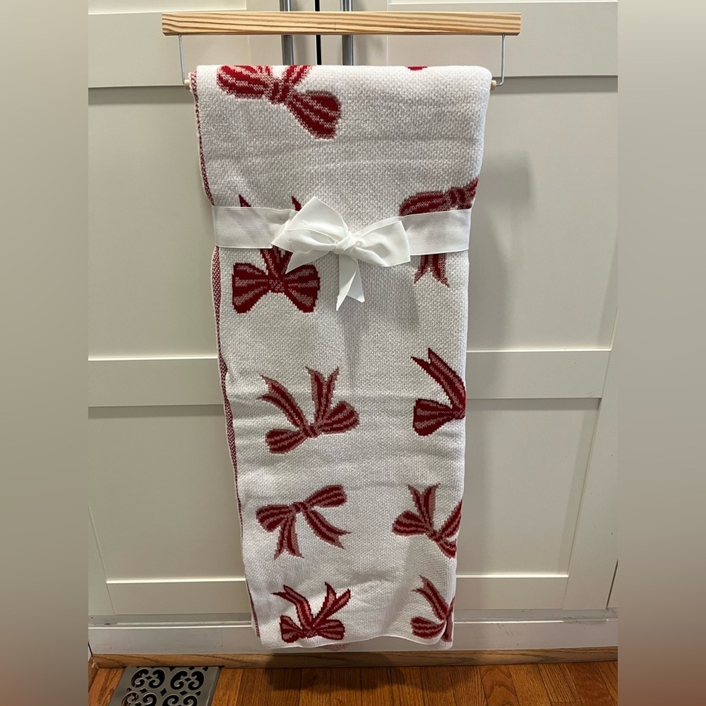 Isaac Mizrahi White and Red Bow Throw, NWT - Picture 8 of 8